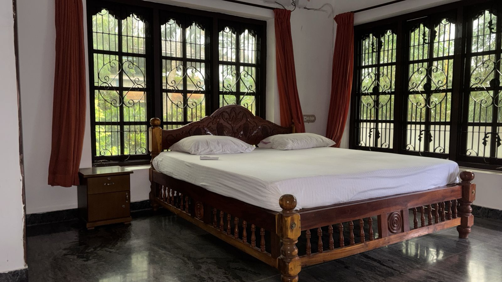 Corner double room with windows on two sides