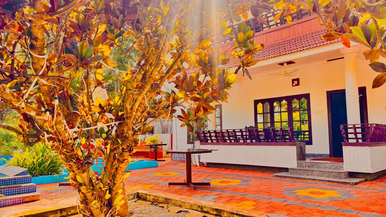 Tropical garden courtyard at Whispering Kera