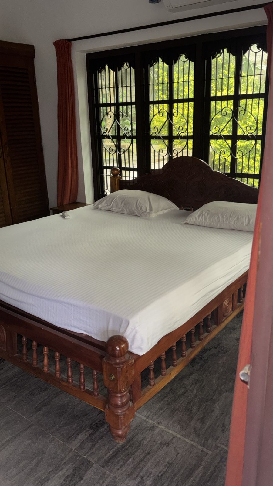 Garden-view double room with air conditioning